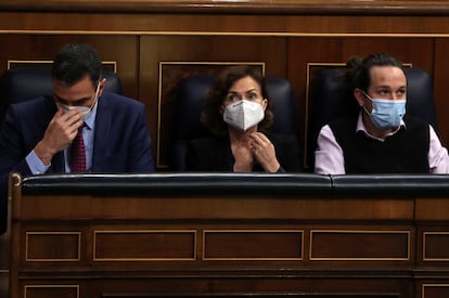 Desde la izquierda, el presidente Pedro Sánchez y los vicepresidentes Carmen Calvo y Pablo Iglesias, durante un pleno del Congreso.