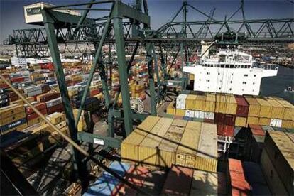 Terminal de carga de contenedores en el puerto de Barcelona.