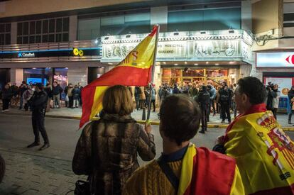 Varias de las personas que han protestado contra la presencia del cómico Dani Mateo en Ciudad Real.