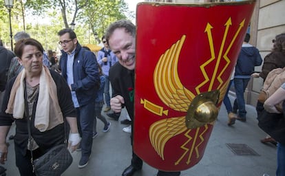 El novelista Simon Scarrow bromea con un escudo.