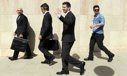 Leo Messi camina darrere del penalista Cristóbal Martell després de declarar a Gavà com a imputat.