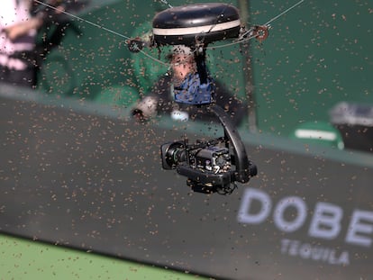 Indian Wells (United States), 14/03/2024.- The match between Alexander Zverev of Germany and Carlos Alcaraz of Spain was suspended due to a bee invasion during the BNP Paribas Open in Indian Wells, California, USA, 14 March 2024. (Tenis, Alemania, España) EFE/EPA/JOHN G. MABANGLO
