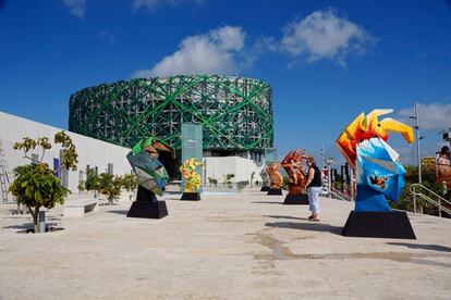 El Estado mexicano de Yucatán no solo ofrece playas y ruinas mayas. El mejor lugar para comprobarlo es <a href="https://elviajero.elpais.com/elviajero/2018/08/31/actualidad/1535726744_621085.html" target="_blank">Mérida, la Ciudad Blanca</a>, fundada por los españoles hace casi 500 años. Con un aire colonial sosegado y poco menos de un millón de habitantes, su centro histórico, que se puede recorrer a pie, está lleno de galerías de arte, modernas cantinas, restaurantes innovadores y un montón de museos y eventos en directo, que configuran una atmósfera amable y atractiva.<br><br> El tranquilo centro virreinal se prolonga por el arbolado paseo de Montejo, un largo bulevar de cinco kilómetros flanqueado por mansiones señoriales, algunas todavía viviendas, modernos cafés con terraza y emblemáticos monumentos. Los fines de semana se suele llenar de familias sobre dos ruedas, una imagen cada vez más frecuente por la proliferación de carriles bici por toda la ciudad. Mérida es un buen destino para descubrir cuanto antes, combinando el descanso y el agradable recorrido colonial con el acercamiento a la cultura maya que proporcionan los yacimientos arqueológicos de la región, sin olvidar <a href="https://www.granmuseodelmundomaya.com.mx/" target="_blank">el Gran Museo del Mundo Maya</a> (en la foto), en el norte de la ciudad. Otra alternativa es darse un baño reparador en uno de los muchos cenotes de sus alrededores. Y es también un destino gastronómico cada vez más cotizado, con restaurantes y comida callejera que echa mano de influencias mayas, caribeñas, europeas y de Oriente Próximo.