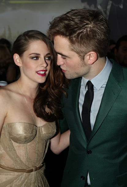 Mucho se ha dicho del noviazgo entre Kristen Stwart y Robert Pattinson. Los actores se conocieron siendo adolescentes en la saga Crespsculo. Su romance se vio envuelto en escndalos de infidelidad por parte de la actriz.