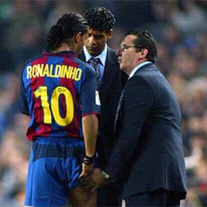 Ronaldinho, con el entrenador y el médico azulgrana.