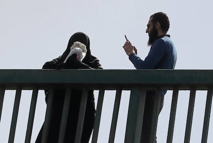 Un hombre toma una foto de una mujer en El Cairo (Egipto). 