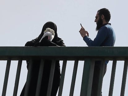 Un hombre toma una foto de una mujer en El Cairo (Egipto). 