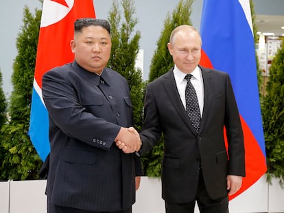 El líder norcoreano, Kim Jong Un, y el presidente ruso, Vladímir Putin, durante una reunión en Vladivostok (Rusia), el 25 de abril de 2019.