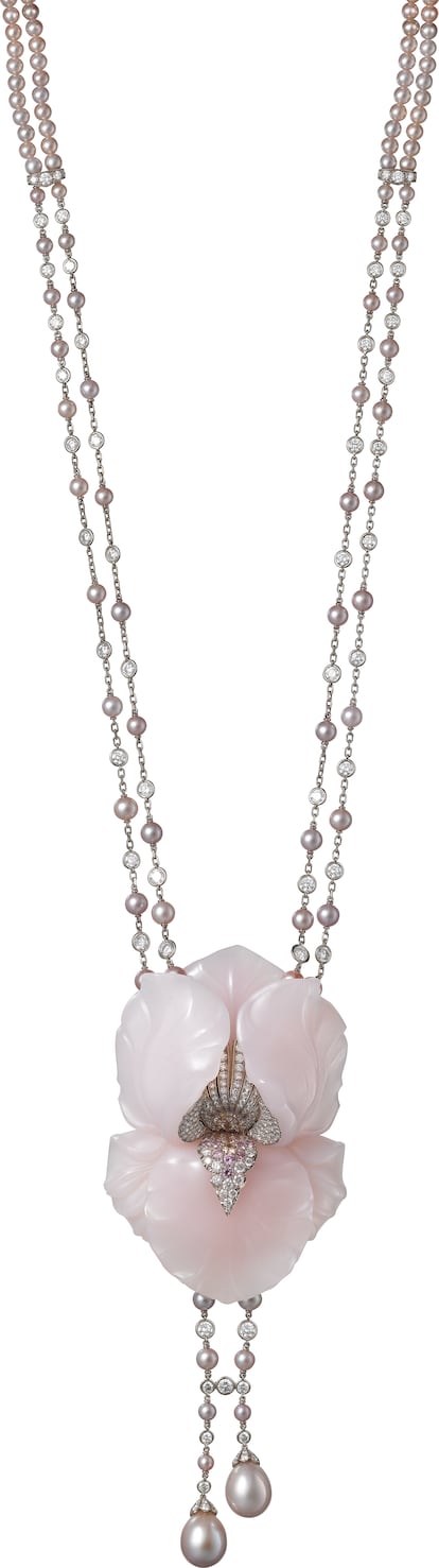 El collar Caresse d’Orchidées esculpido con glíptica. Es una pieza realizada con calcedonia, perlas cultivadas, zafiros y diamantes de talla brillante.