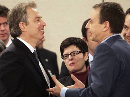 Tony Blair (izquierda) conversa con José Luis Rodríguez Zapatero antes de la reunión de la OTAN.