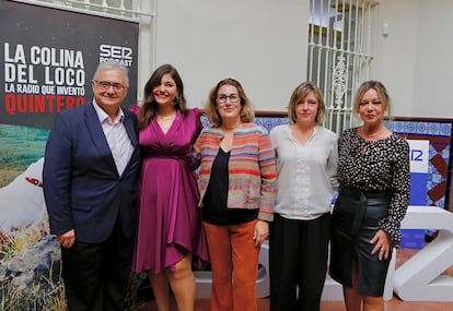 De izquierda a derecha: el director de la Cadena Ser en Andalucía, Antonio Yélamo, la hija de Jesús Quintero y coautora del podcast, Andrea Quintero, la directora de contenidos de la emisora, Montserrat Domínguez, la responsable de podcast de la cadena Ser, Ana Alonso, y la alcaldesa de San Juan del Puerto, Rocío Cárdenas, en la presentación del podcast 'La colina del loco: la radio que inventó Quintero', en Radio Sevilla.