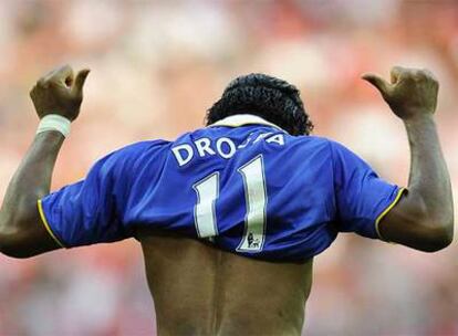 Drogba señala su nombre tras marcar el gol del triunfo.