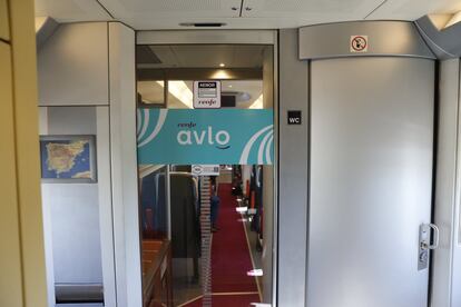 El logotipo de Avlo en una de las puertas de separación entre coches.