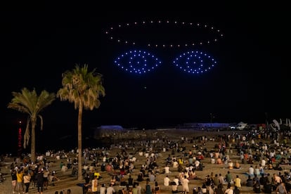 Drones dibujan unos ojos sobre la playa del Somorrostro