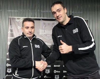 Markota (a la derecha) saluda al entrenador del Bilbao Basket, Rafa Pueyo, tras el anuncio de su fichaje por el club bilbaíno.