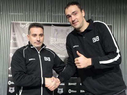Markota (a la derecha) saluda al entrenador del Bilbao Basket, Rafa Pueyo, tras el anuncio de su fichaje por el club bilbaíno.