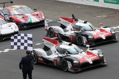 El coche de Fernando Alonso del equipo Toyota Gazoo, con el número 8, llega a la línea de meta proclamándose ganador de las 24 horas de Le Mans.