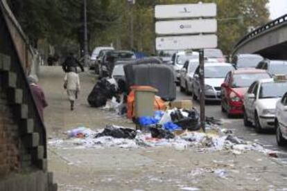 Imagen de la basura que sigue acumulándose en las calles de Madrid por la huelga indefinida convocada por los trabajadores de las empresas adjudicatarias de la limpieza madrileña.