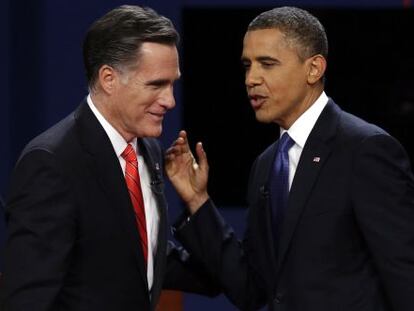 Mitt Romney y Barack Obama charlan tras el primer debate en Denver.