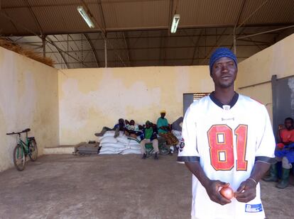 Birame Sarr, de 39 años, coordina una granja agropastoral en Aga Babou de cultivo de hortalizas, alfalfa y ganadería en Senegal.