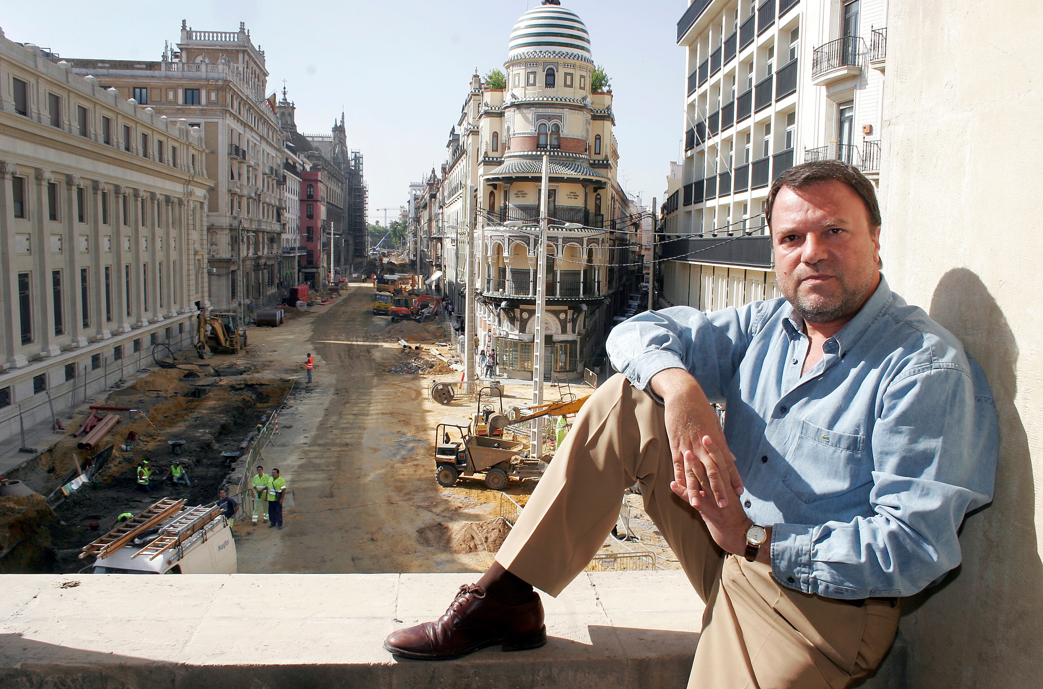 El alcalde de Sevilla, Alfredo Sánchez Monteseirin, ante las obras en la avenida de La Constitución.