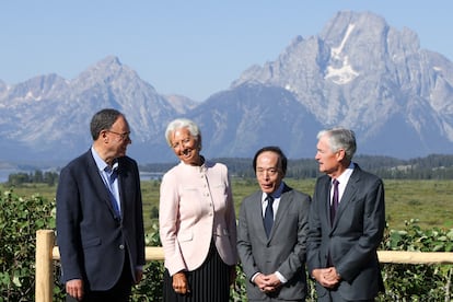 De izquierda a derecha, el gobernador del Banco de Inglaterra, Andrew Bailey; la presidenta del Banco Central Europeo, Christine Lagarde; el gobernador del Banco de Japón, Kazuo Ueda; y el presidente de la Reserva Federal, Jerome Powell, durante el simposio de política económica de Jackson Hole 2025 del Banco de la Reserva Federal de Kansas City, este viernes.
