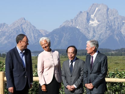 De izquierda a derecha, el gobernador del Banco de Inglaterra, Andrew Bailey; la presidenta del Banco Central Europeo, Christine Lagarde; el gobernador del Banco de Japón, Kazuo Ueda; y el presidente de la Reserva Federal, Jerome Powell, durante el simposio de política económica de Jackson Hole 2025 del Banco de la Reserva Federal de Kansas City, este viernes.
