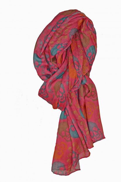 Print: foulard con estampado de calaveras en coral de Coosy (26 euros).