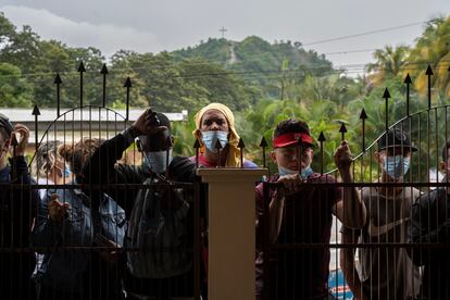 En la localidad de Danlí, al sur de Honduras, a pocos kilómetros de la frontera con Nicaragua, se agolpan cada mañana cientos de migrantes en las puertas del Centro de atención del Instituto Nacional de Migración. Procedentes de países del sur y de países africanos, buscan los papeles que les permitan seguir transitando por al país y continuar su ruta hacia Guatemala, México y, finalmente, EEUU. / Danlí, Honduras.