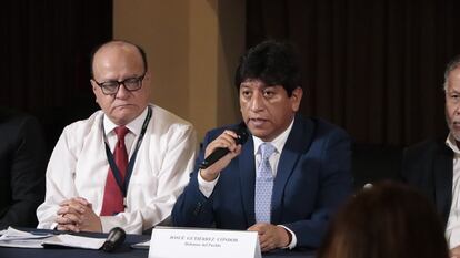 Josué Gutiérrez Cóndor, al centro, durante una reunión con líderes sindicales del Perú.