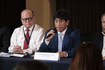 Josué Gutiérrez Cóndor, al centro, durante una reunión con líderes sindicales del Perú.