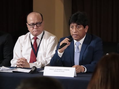 Josué Gutiérrez Cóndor, al centro, durante una reunión con líderes sindicales del Perú.