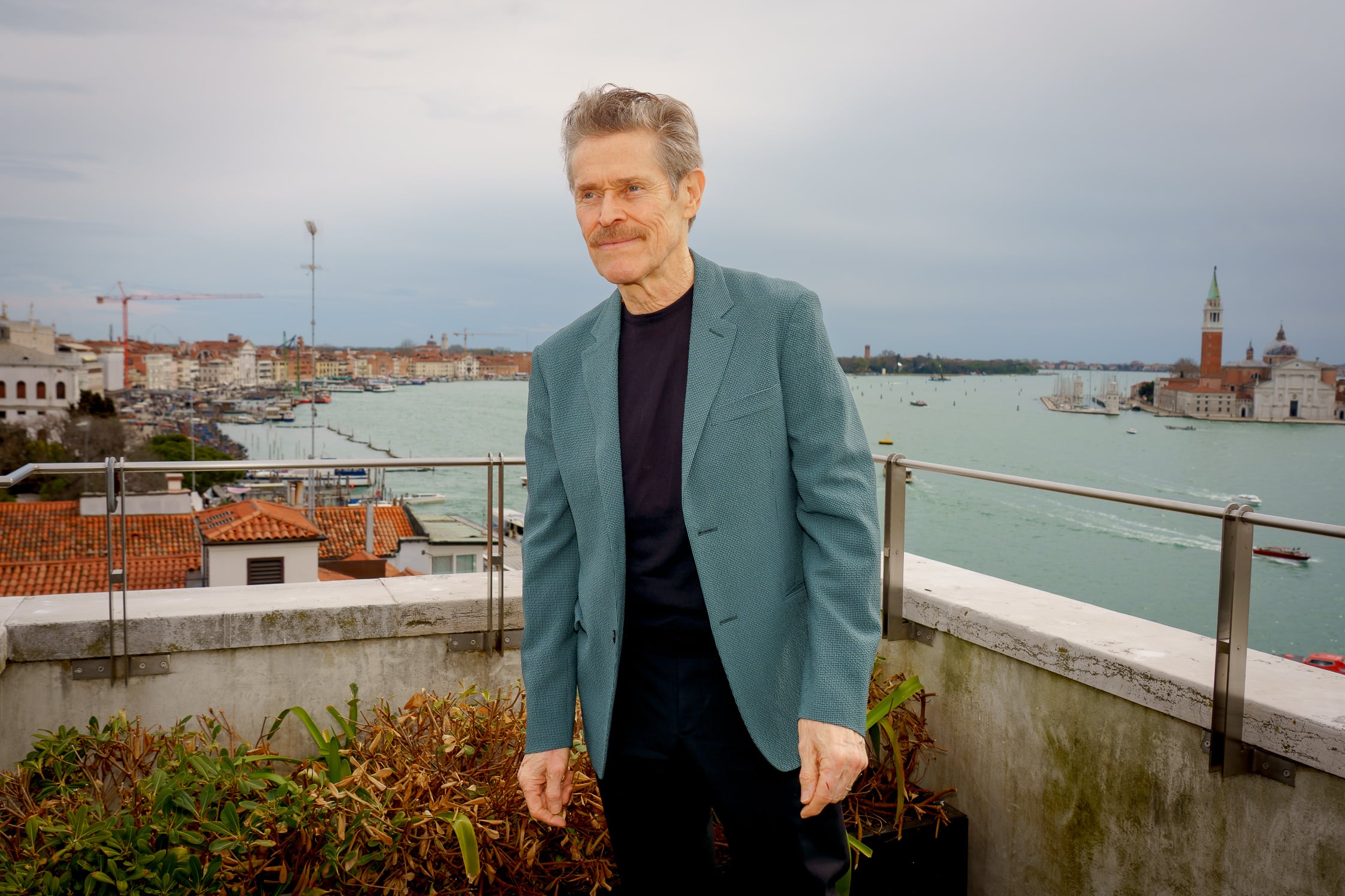 Las mil caras de Willem Dafoe: la estrella de Hollywood se sumerge en el teatro experimental en Venecia