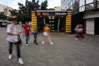 Personas hacen sus recorridos diarios, alrededor de la estación del Metro en Chacaíto.