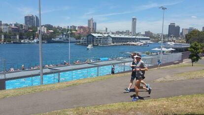 Dos corredores pasan junto a la ABC Pool. Detrás, el muelle de Woolloomooloo.