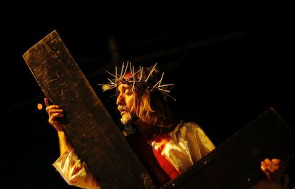Un actor interpretando a Jesucrito durante el vía crucis de Valparaiso (Chile), el 30 de marzo.
