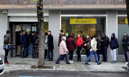 Decenas de personas hacen cola este jueves en una oficina de Correos de la capital, para poder votar por correo en las elecciones del próximo 28A.