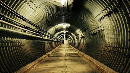 Túnel de acceso al Diefenbunker, refugio de la Guerra Fría a las afueras de Ottawa, en Canadá