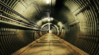 Túnel de acceso al Diefenbunker, refugio de la Guerra Fría a las afueras de Ottawa, en Canadá