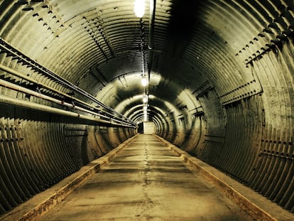 Túnel de acceso al Diefenbunker, refugio de la Guerra Fría a las afueras de Ottawa, en Canadá