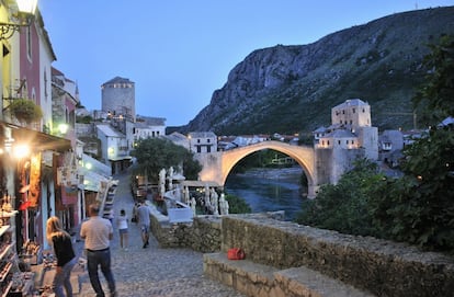 Un puente que dio forma a una ciudad. Tal era la importancia estratégica de este arco sobre el río Neretva, original del siglo XVI, que incluso tenía guardianes permanentes, los ‘mostari’, de los que proviene el nombre de Mostar. La vieja pasarela funcionó hasta 1993, cuando fue bombardeado por las milicias croatas durante la guerra de los Balcanes. En 2004 se reveló la nueva y espléndida estructura, lista para que los jóvenes volvieran a saltar y zambullirse en las aguas que discurren 21 metros más abajo, todo un rito iniciático local durante casi 450 años. Declarado patrimonio mundial, el nuevo puente ha servido para curar las heridas aún existentes en Mostar, quinta ciudad más grande de <a href="https://elviajero.elpais.com/elviajero/2018/04/04/actualidad/1522845418_784875.html" target="_blank">Bosnia Herzegovina,</a> y la más importante al sur del país. La maravillosa ruta ferroviaria Ploče-Sarajevo pasa por Mostar, que queda dos horas (en tren) de la capital bosnia.