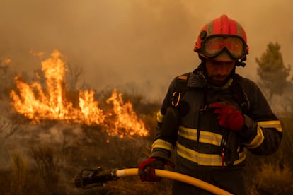 Un bombero trabajaba el viernes en las labores de extinción en el municipio orensano de Cualedro.