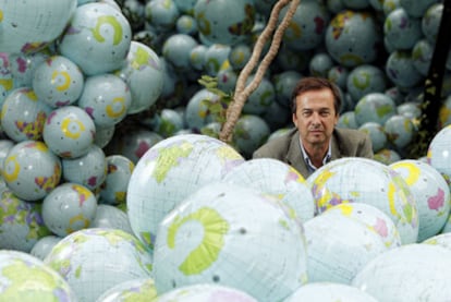 Javier Moro, premio Planeta 2011, rodeado de planetas, en la Casa de América, de Madrid.