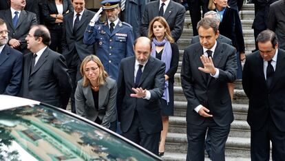 23 de septiembre de 2008. José Bono , presidente del Congreso; José Luis Rodríguez Zapatero, presidente del Gobierno; Alfredo Pérez Rubalcaba, ministro del Interior y Carme Chacón, ministra de Defensa (en la primera fila, de derecha a izquierda), durante el funeral por el brigada del ejército Luis Conde, asesinado por ETA en el atentado de Santoña (Cantabria), celebrado en la Academia de Artillería de Segovia.