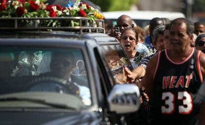 La viuda del disidente cubano Oswaldo Payá, Ofelia Acevedo, acompaña el féretro con los restos de su esposo durante la ceremonia fúnebre en La Habana (Cuba).