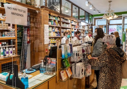 La presidenta del Colegio de Farmacéuticos de Cantabria, Rita de la Plaza, ha pedido responsabilidad y “no usar por usar” los test de antígenos ni hacer acopio de ellos. Y advierte de que estas pruebas no eximen del cumplimiento de las medidas sanitarias.