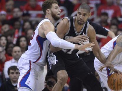 Tim Duncan disputa el balón con Griffin y Foye de los Clippers.