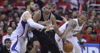 Tim Duncan disputa el balón con Griffin y Foye de los Clippers.