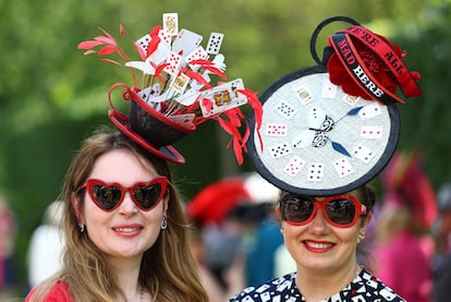 Royal Ascot se ha convertido en el evento social más importante del calendario británico. En la imagen, dos de las asistentes a la tercera jornada de la competición, este 22 de junio.