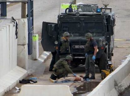 El Ejército afirma que Khaldun Sammudi, que en la imagen yace en el suelo desnudo, llevaba encima un artefacto explosivo